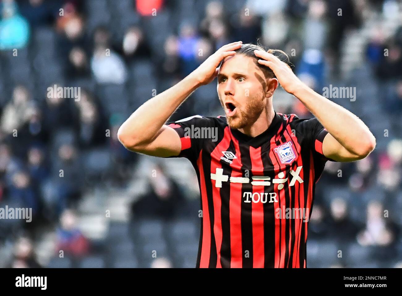 Wes Burns (7 Ipswich Town) während des Spiels der Sky Bet League 1 zwischen MK Dons und Ipswich Town im Stadium MK, Milton Keynes am Samstag, den 25. Februar 2023. (Foto: Kevin Hodgson | MI News) Guthaben: MI News & Sport /Alamy Live News Stockfoto