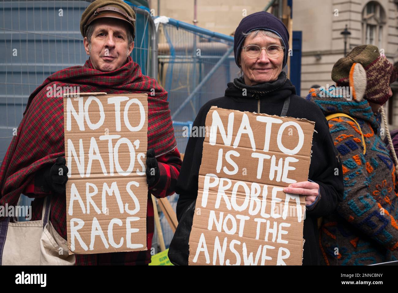 London, Großbritannien, 25. Februar 2023. Ein marsch zum Trafalgar Square, um gegen die Beteiligung der NATO und der westlichen Mächte an der Finanzierung und Unterstützung der Ukraine zu protestieren, während die Ukrainer versuchen, ihr Land vor der illegalen Invasion der Russischen Föderation zu schützen. Eine Gegendemonstration zeigte russische Völkermordattentate gegen das ukrainische Volk. (Tennessee Jones - Alamy Live News) Guthaben: Tennessee Jones/Alamy Live News Stockfoto