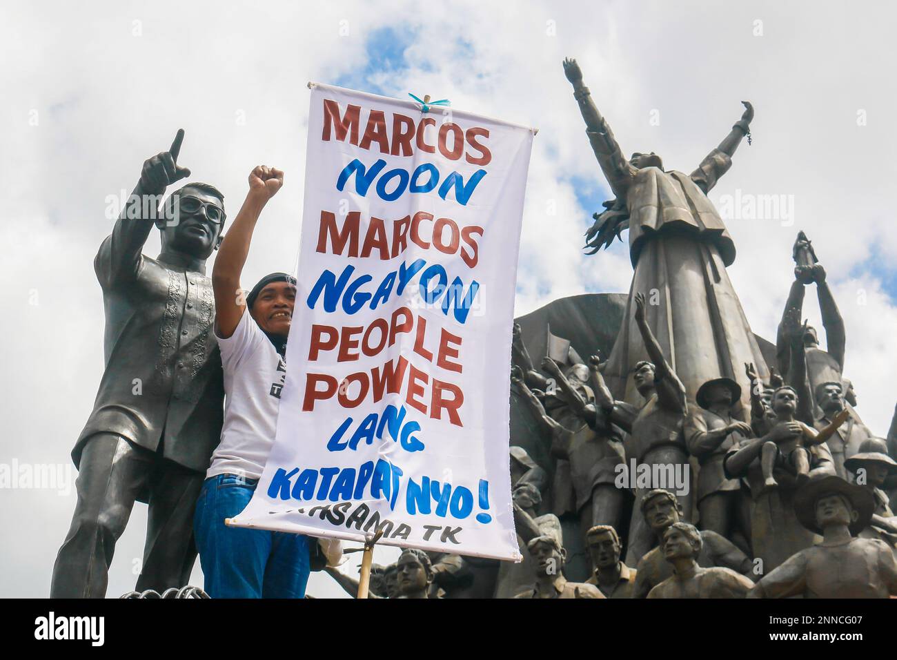 Antipolo City, Rizal, Philippinen. 25. Februar 2023. Philippinische Aktivisten versammeln sich am People Power Monument, um dem 37.-jährigen Jubiläum der People Power Revolution zu gedenken, die den verstorbenen Diktator Marcos stürzte. Demonstranten befassen sich mit den anhaltenden sozialen Herausforderungen des Landes unter der Regierung Marcos während der ersten acht Monate der Rückkehr der Marcoses nach 37 Jahren. Die Philippinen weisen eine Inflationsrate von 8,7 %, einen raschen Anstieg der Armut und eine Verschlechterung der Arbeitslosigkeit und Unterbeschäftigung auf. Kredit: ZUMA Press, Inc./Alamy Live News Stockfoto