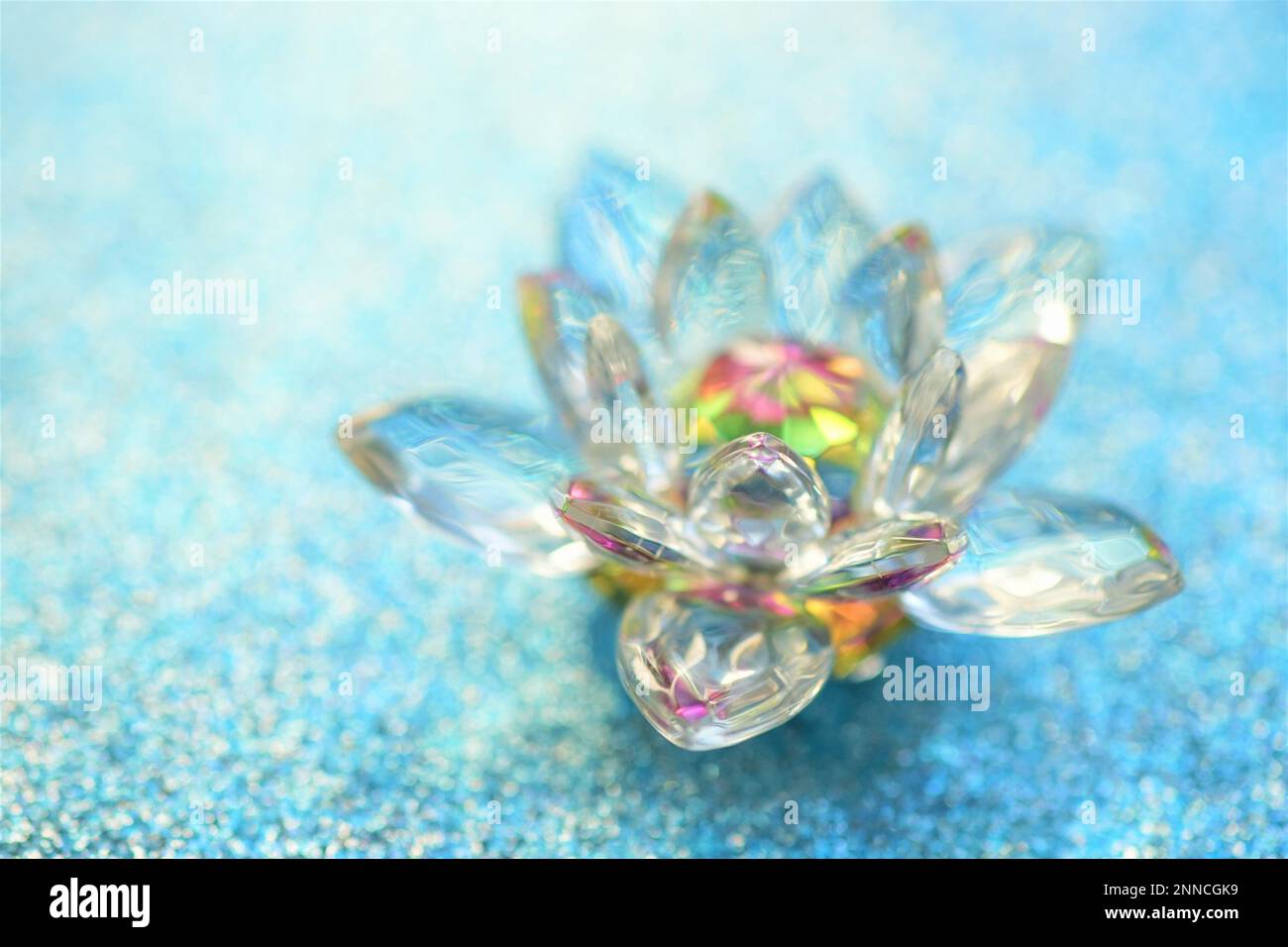 Kristalllotus auf blau glänzendem Tisch. Vishuddha-Chakra-Symbol. Esoterische, reiki-Energie, Meditation, spirituelle Heilung. Stockfoto