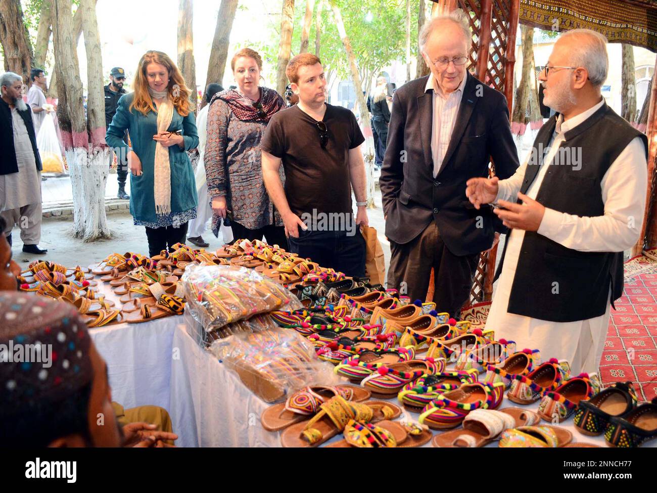 Die Besucher interessieren sich besonders für das Literaturfestival 8. im Sindh Museum in Hyderabad am Samstag, den 25. Februar 2023. Stockfoto