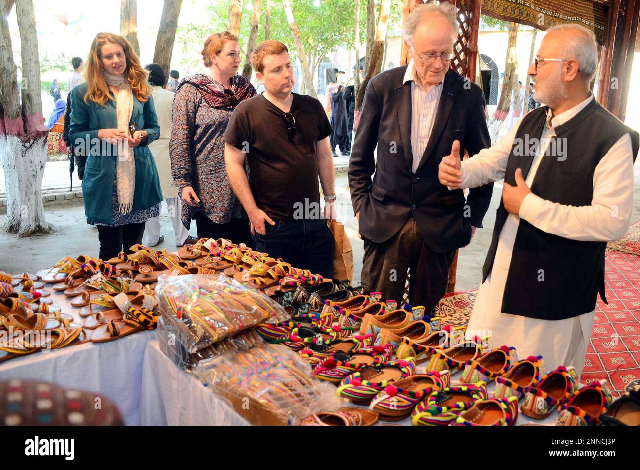 Die Besucher interessieren sich besonders für das Literaturfestival 8. im Sindh Museum in Hyderabad am Samstag, den 25. Februar 2023. Stockfoto