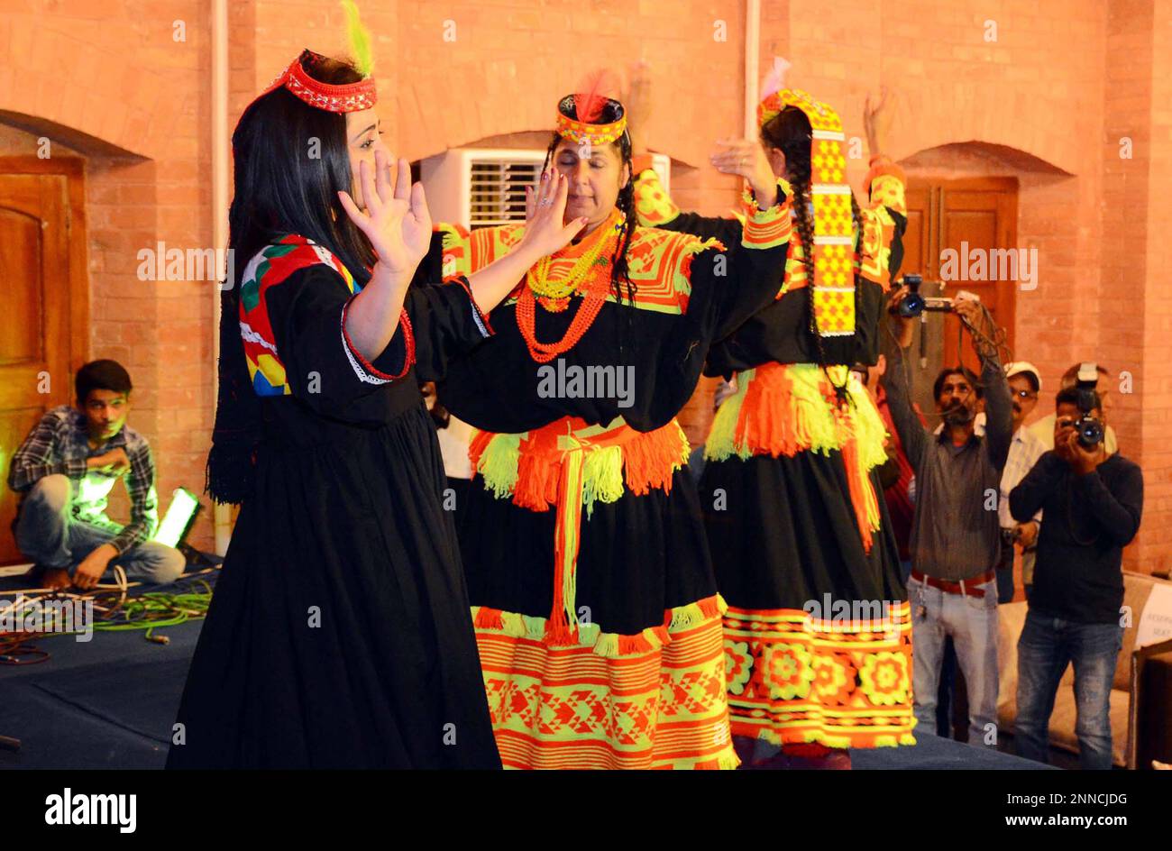 Frauen aus dem Kalaschischen Stamm tragen traditionelle Kleider und nehmen am Chilam Joshi Celebration Festival Teil, da die Frühlingssaison am Samstag, den 25. Februar 2023, in der Basant Hall in Hyderabad stattfindet. Stockfoto