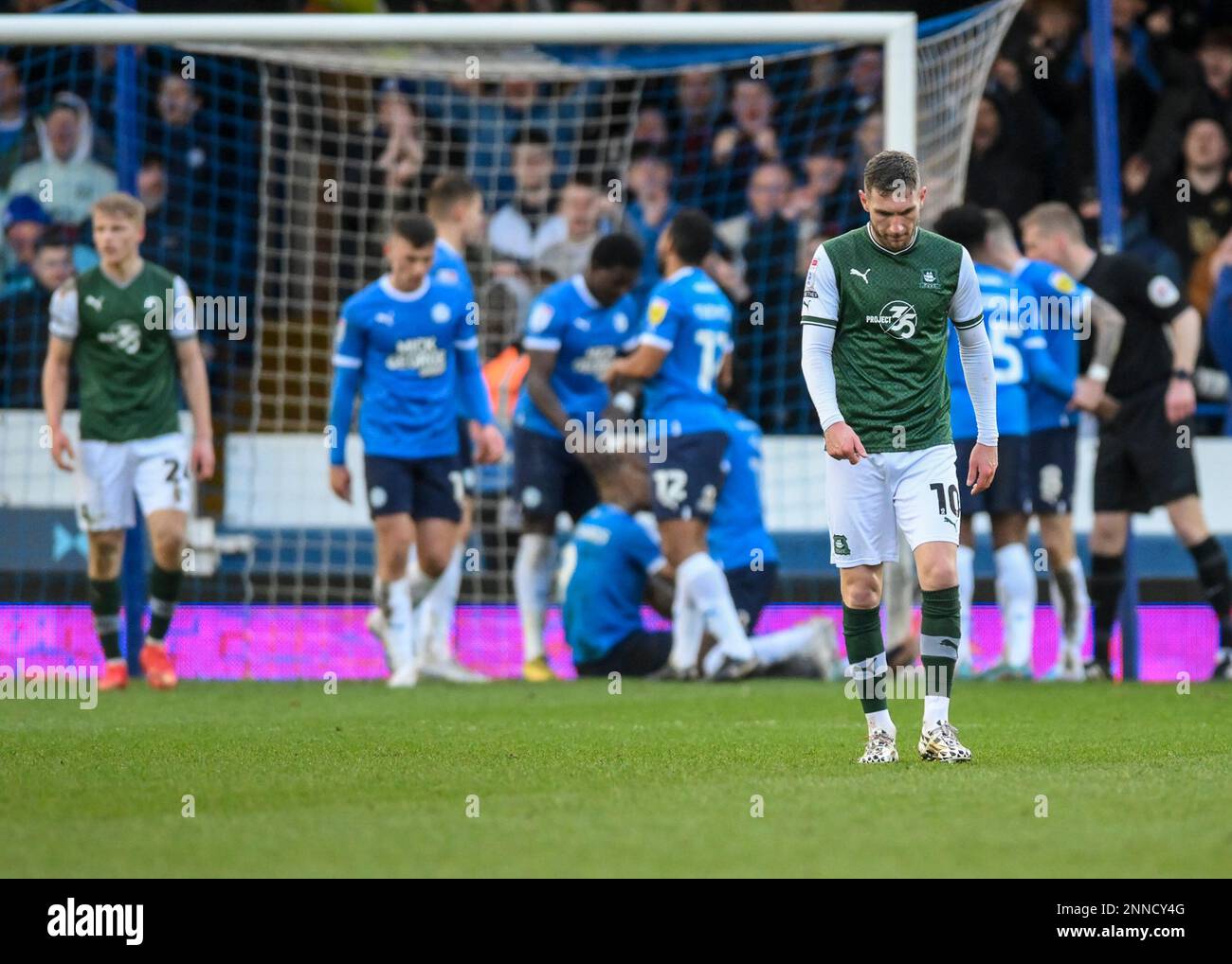 Peterborough, Großbritannien. 25. Februar 2023. GOAL Plymouth Argyle Mittelfeldspieler Danny Mayor (10) sieht deprimiert aus, nachdem Peterborough United Forward Jonson Clarke-Harris (9) beim Sky Bet League 1 Spiel Peterborough vs Plymouth Argyle im Weston Homes Stadium, Peterborough, Großbritannien, 25. Februar 4-2 2023 ein Tor geschossen hat (Foto von Stanley Kasala/News) In Peterborough, Vereinigtes Königreich, am 2/25/2023. (Foto: Stanley Kasala/News Images/Sipa USA) Guthaben: SIPA USA/Alamy Live News Stockfoto