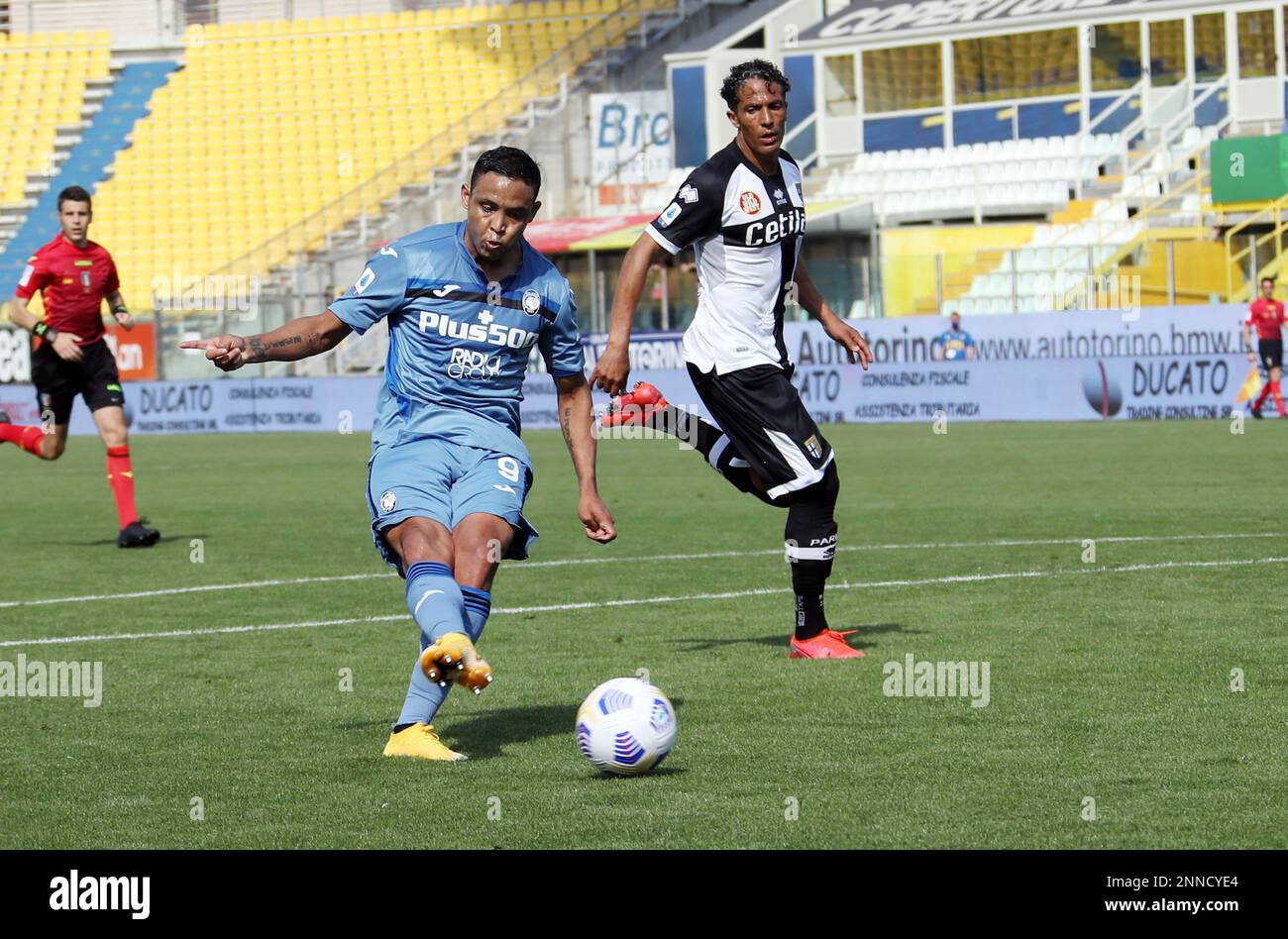 Atalanta's Luis Muriel scores his side's third goal during a Serie A soccer match between Parma and Atalanta, at the Ennio Tardini stadium, in Parma, Italy, Sunday, May 9, 2021. (Michele Nucci/LaPresse via AP) Stockfoto