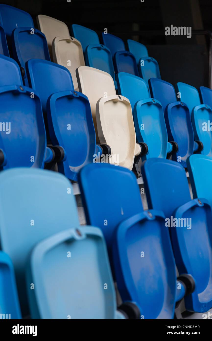 Leere farbenfrohe Sitze auf Tribunes des Stadions. Stockfoto