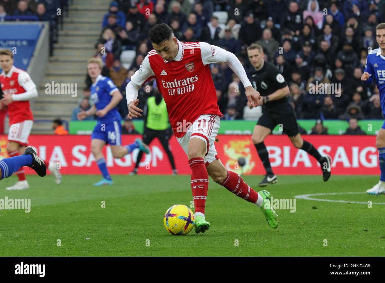 Leicester, Großbritannien. 25. Februar 2023 Arsenals Gabriel Martinelli während der ersten Hälfte des Premier League-Spiels zwischen Leicester City und Arsenal im King Power Stadium in Leicester am Samstag, den 25. Februar 2023. (Foto: John Cripps | MI News) Guthaben: MI News & Sport /Alamy Live News Stockfoto