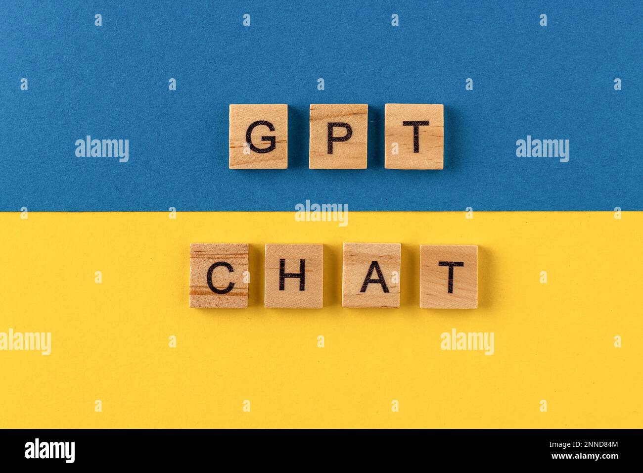 ChatGPT-Hintergrund. Wörter in Holzbuchstaben. Chatten Sie mit KI oder künstlicher Intelligenz von OpenAI. Satz auf blau und gelb. Ukrainische Farbe. Ukraine, Kiew - 21. Februar 2023 Stockfoto