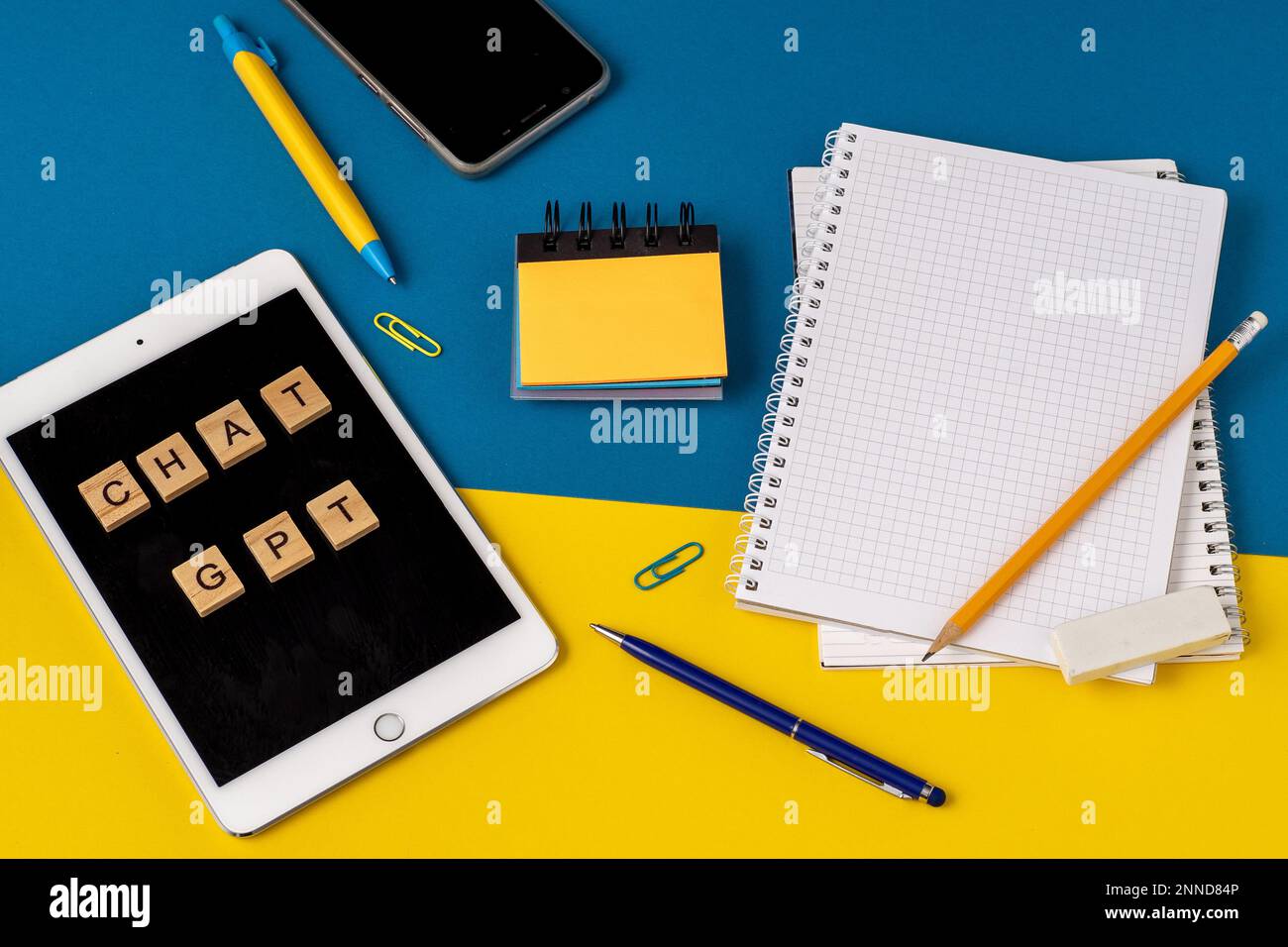 Arbeits- und Studienhintergrund mit Hilfe eines ChatGPT-bot. Wörter in Holzbuchstaben. Tischansicht mit freiem Notizbuchbereich. Chat-GPT zum Arbeiten und Erstellen. Ukraine, Kiew - 21. Februar 2023 Stockfoto