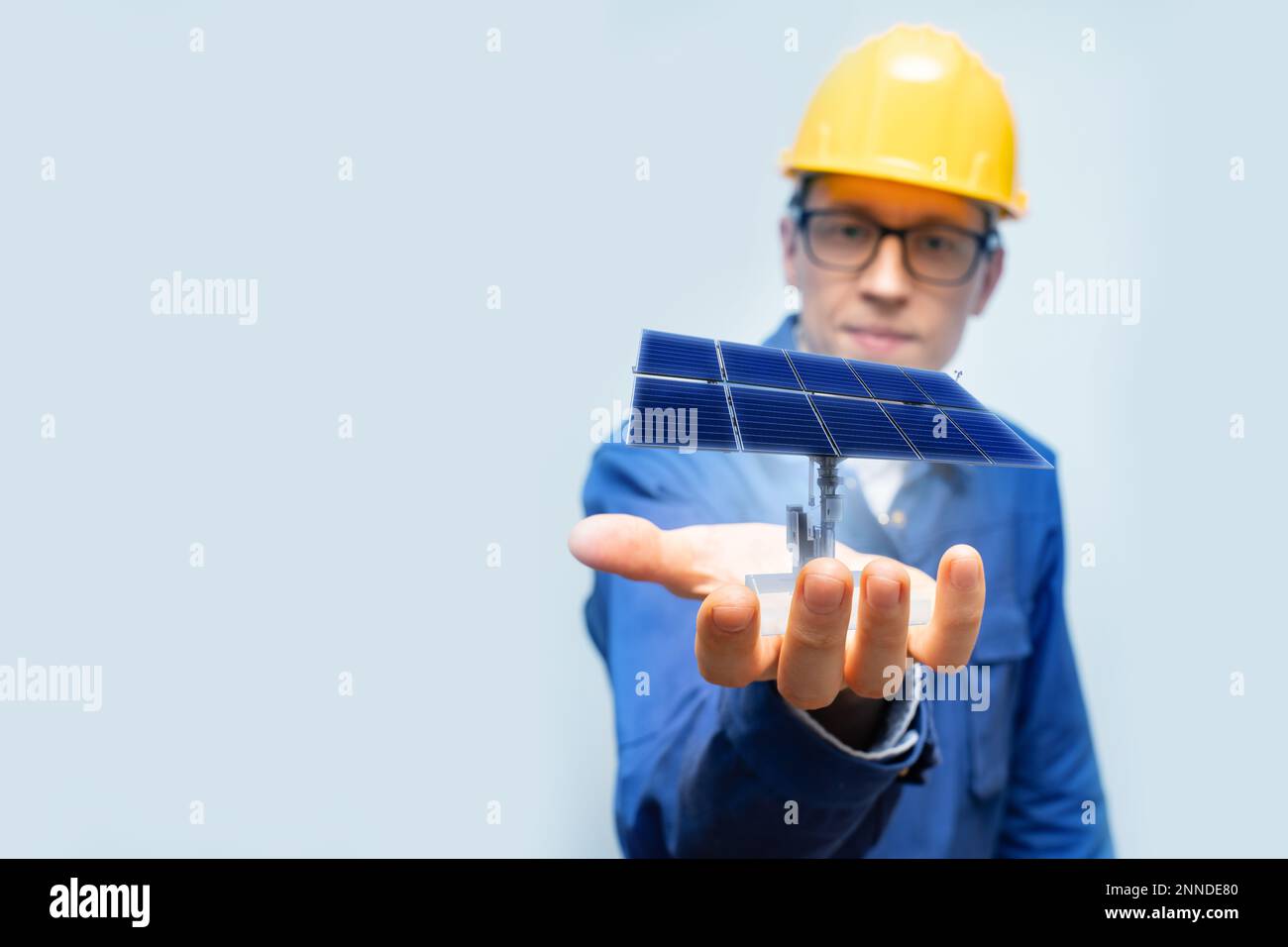 Der Entwicklungsingenieur hält ein Modell eines Solarmoduls in der erweiterten Realität in seinen Händen. Stockfoto