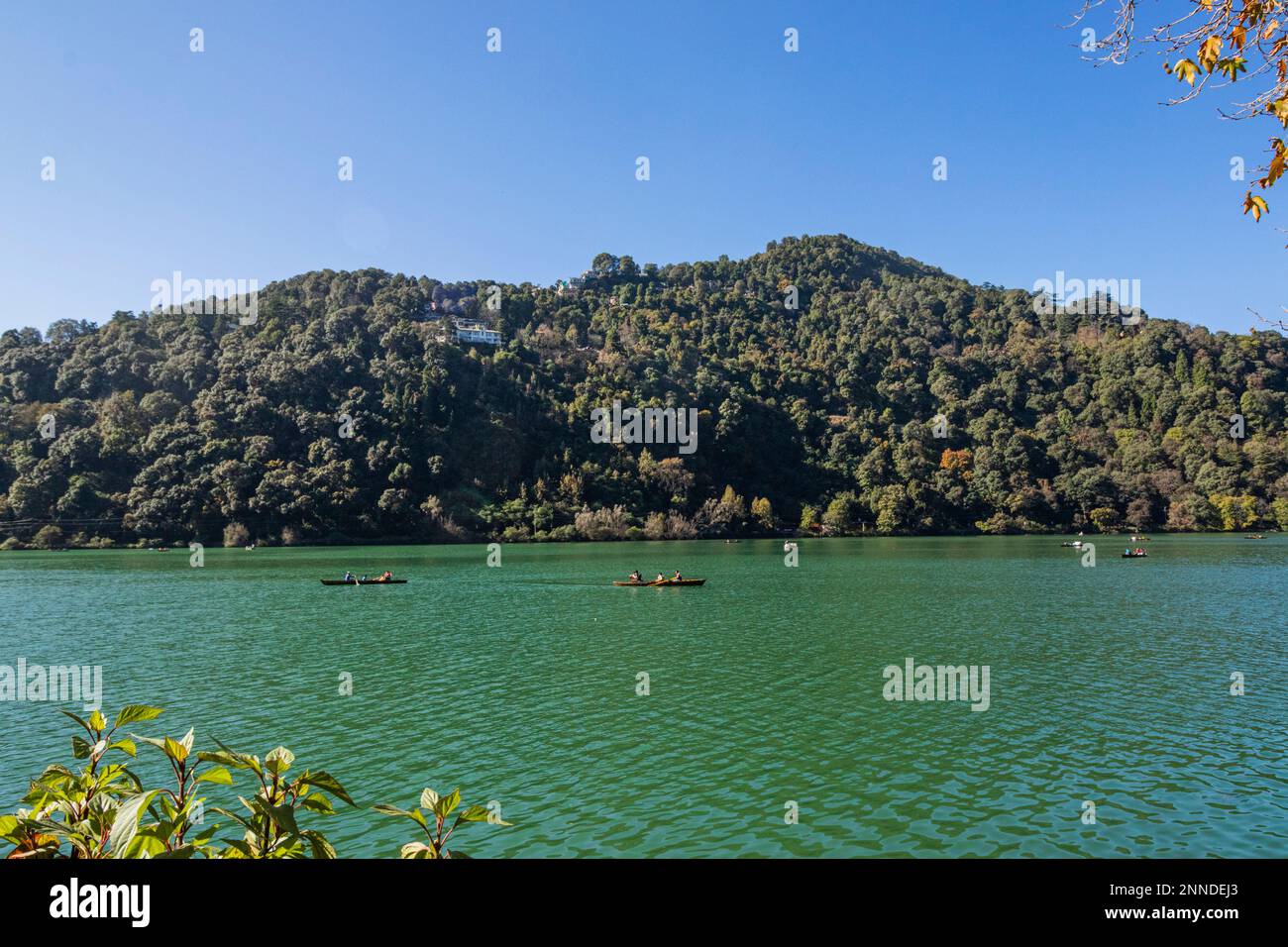 Nainitalsee in den Herbstmonaten Stockfoto