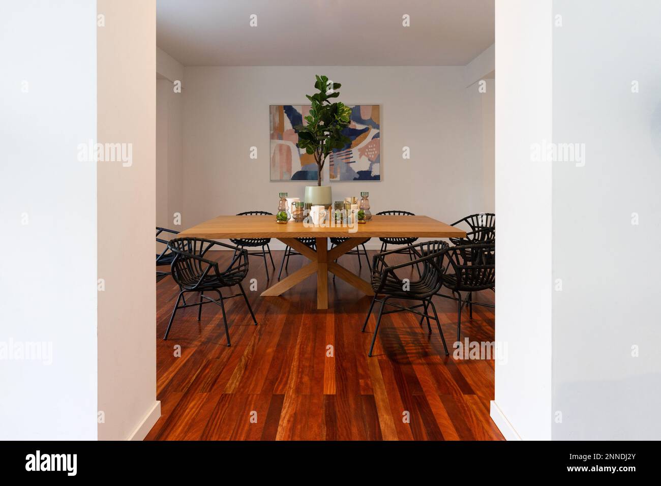 Gemütlicher Ort mit modernen Möbeln und einem großen Tisch Stockfoto