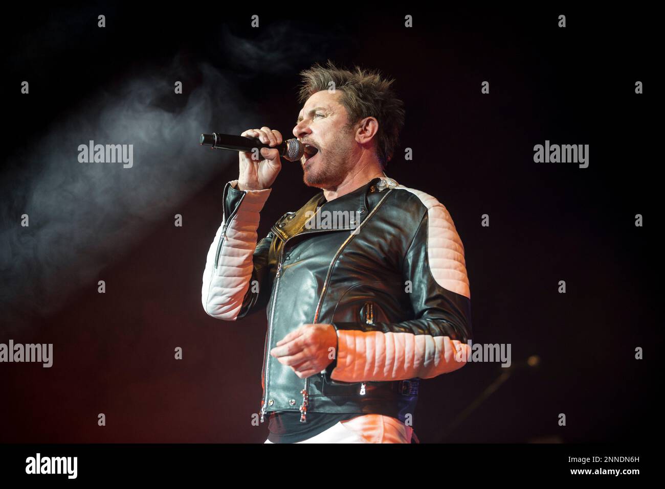 Simon Le Bon von Duran Duran tritt auf der Bühne des SEE Hydro onDecember06, 2015 in Glasgow, Schottland auf Stockfoto