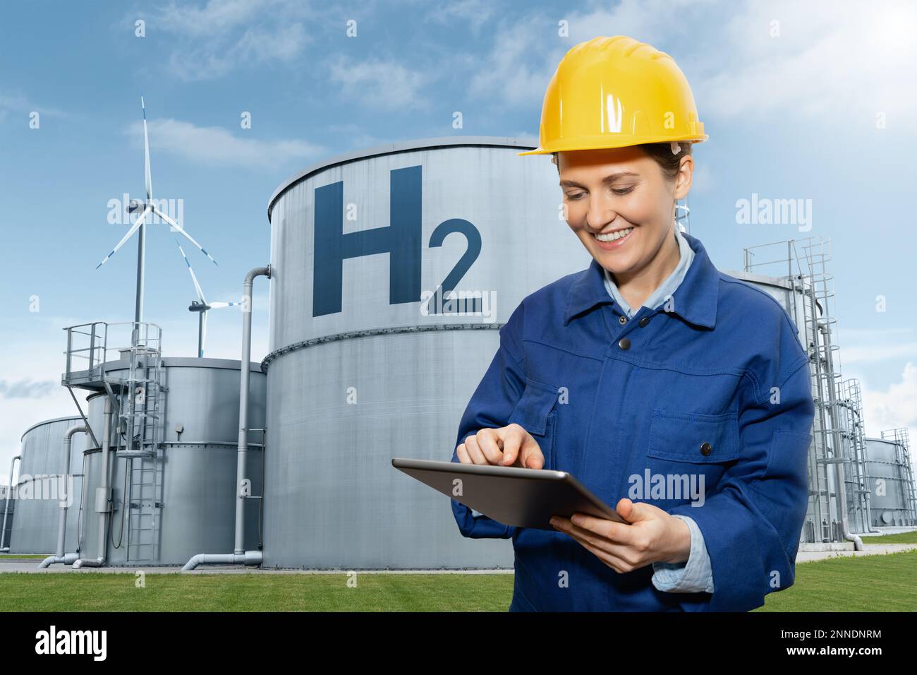 Helmtechniker im Hintergrund der Wasserstofffabrik Stockfoto