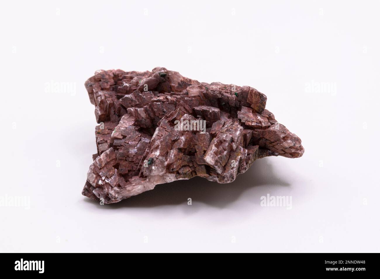 Sideritmineralien auf weißem Hintergrund, Mineralsammlung Stockfoto