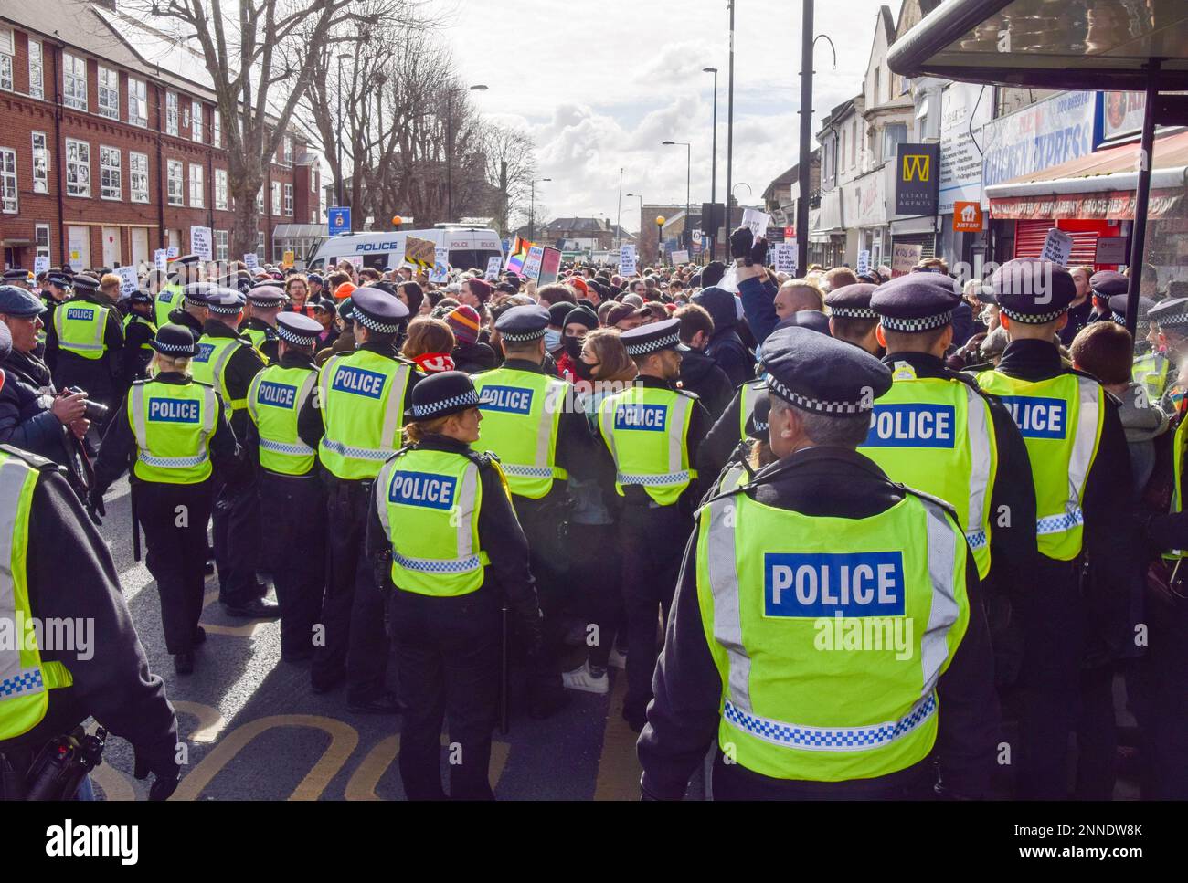 London, Großbritannien. 25. Februar 2023. Polizeibeamte halten die LGBTQ-Gegenprotester während der Demonstration zurück, während rechtsextreme Demonstranten im Honor Oak Pub in Lewisham auf ein Drag-Queen-Ereignis zielen. Riesige Menschenmassen tauchten auf, um Drag Queen That Girl zu unterstützen, die eine Geschichtenerzählveranstaltung im Pub veranstaltete, und eine Handvoll rechtsextremer Demonstranten versammelten sich in der Nähe des Veranstaltungsortes. Kredit: SOPA Images Limited/Alamy Live News Stockfoto