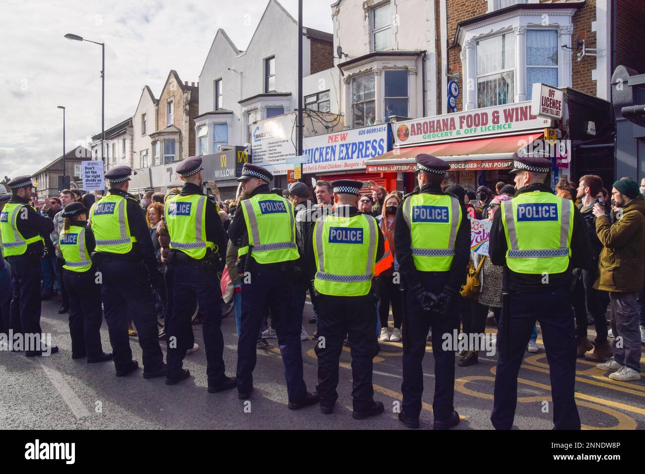 London, Großbritannien. 25. Februar 2023. Polizeibeamte halten die LGBTQ-Gegenprotester während der Demonstration zurück, während rechtsextreme Demonstranten im Honor Oak Pub in Lewisham auf ein Drag-Queen-Ereignis zielen. Riesige Menschenmassen tauchten auf, um Drag Queen That Girl zu unterstützen, die eine Geschichtenerzählveranstaltung im Pub veranstaltete, und eine Handvoll rechtsextremer Demonstranten versammelten sich in der Nähe des Veranstaltungsortes. Kredit: SOPA Images Limited/Alamy Live News Stockfoto