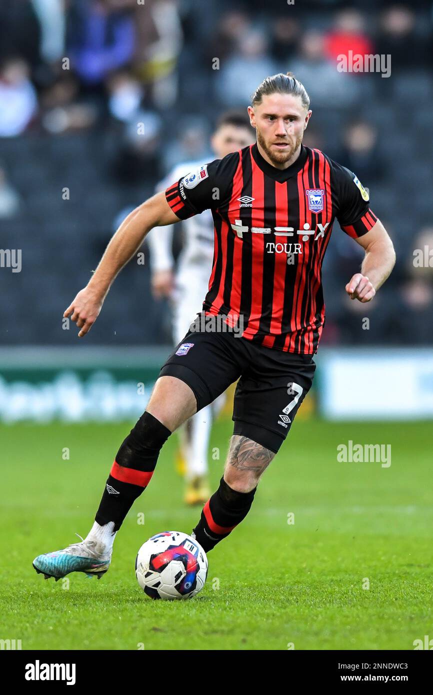 Wes Burns (7 Ipswich Town) kontrolliert den Ball während des Spiels der Sky Bet League 1 zwischen MK Dons und Ipswich Town im Stadium MK, Milton Keynes, am Samstag, den 25. Februar 2023. (Foto: Kevin Hodgson | MI News) Guthaben: MI News & Sport /Alamy Live News Stockfoto