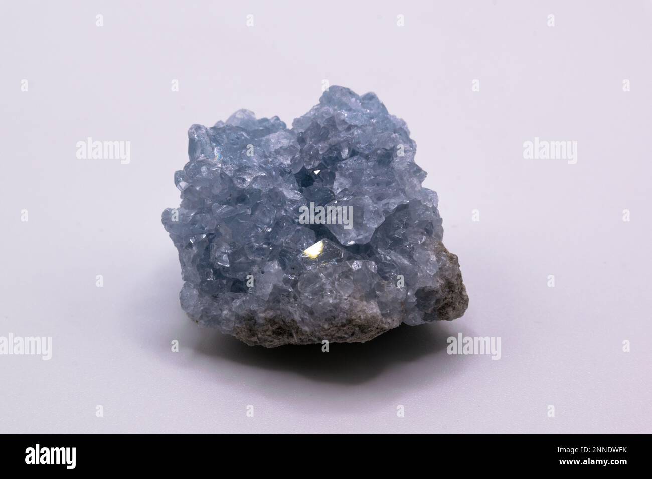 Madagaskar celestine Mineral vor weißem Hintergrund, Mineralsammlung Stockfoto