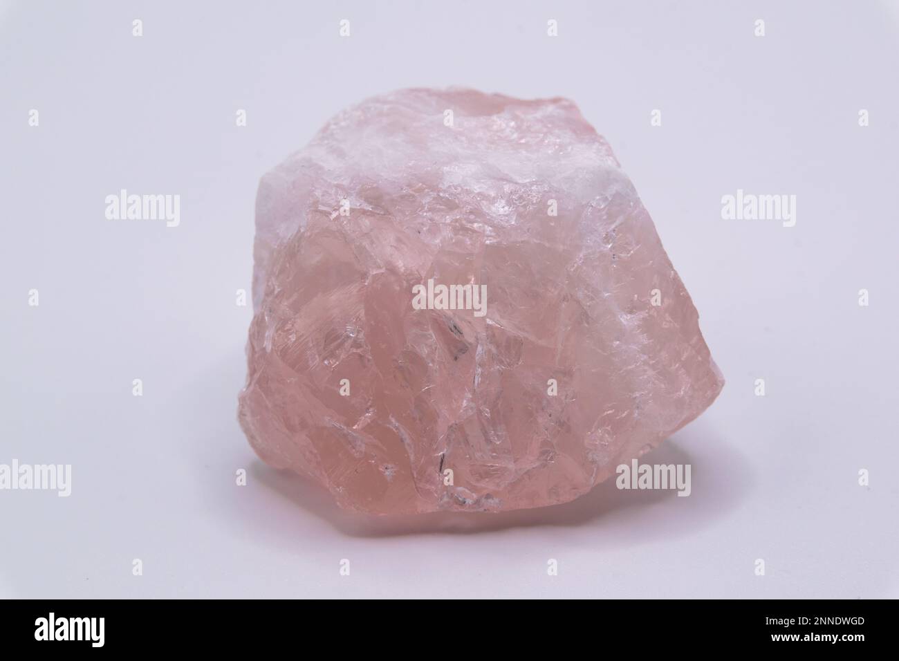Rosenquarzmineralien auf weißem Hintergrund, Mineralsammlung Stockfoto