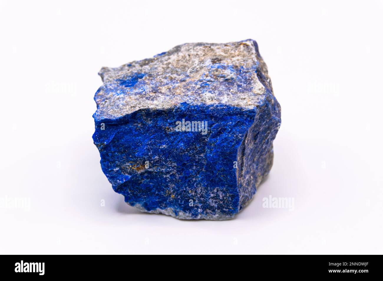 Rohes Lapis lazuli Mineral auf weißem Hintergrund, Mineralsammlung Stockfoto