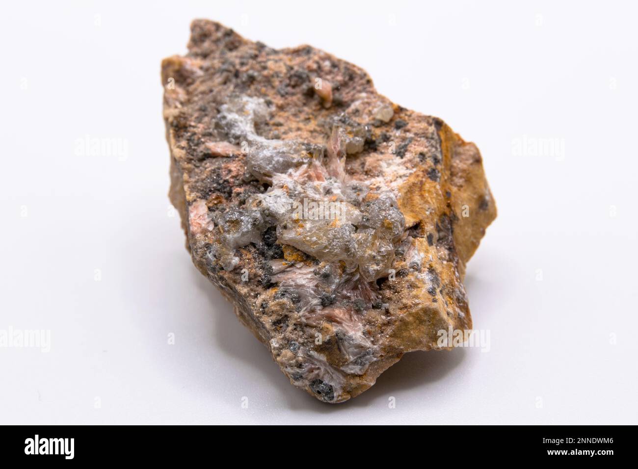 Cerussitkristall vor weißem Hintergrund, Mineralsammlung Stockfoto