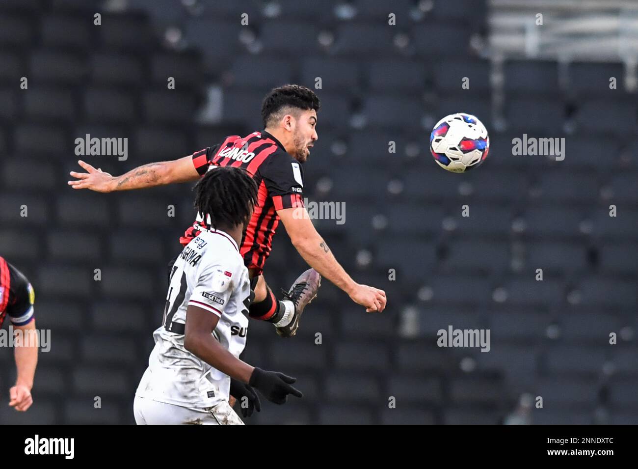 Massimo Luongo (25 Ipswich Town) springt beim Sky Bet League 1-Spiel zwischen MK Dons und Ipswich Town im Stadium MK, Milton Keynes, am Samstag, den 25. Februar 2023. (Foto: Kevin Hodgson | MI News) Guthaben: MI News & Sport /Alamy Live News Stockfoto