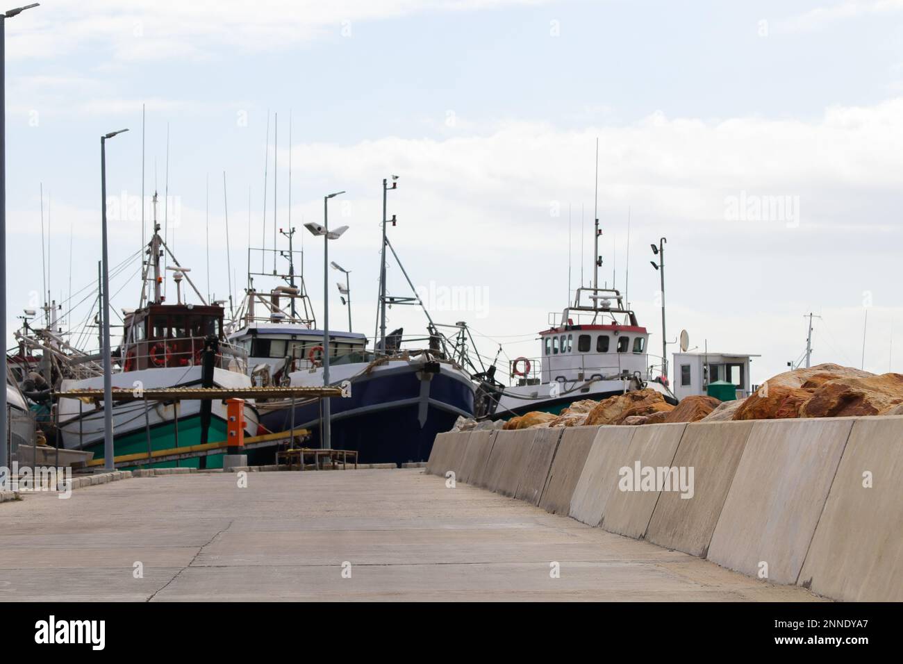 Zugang Zum Harbor Quay Pier Mit Angeltrawler-Booten Stockfoto