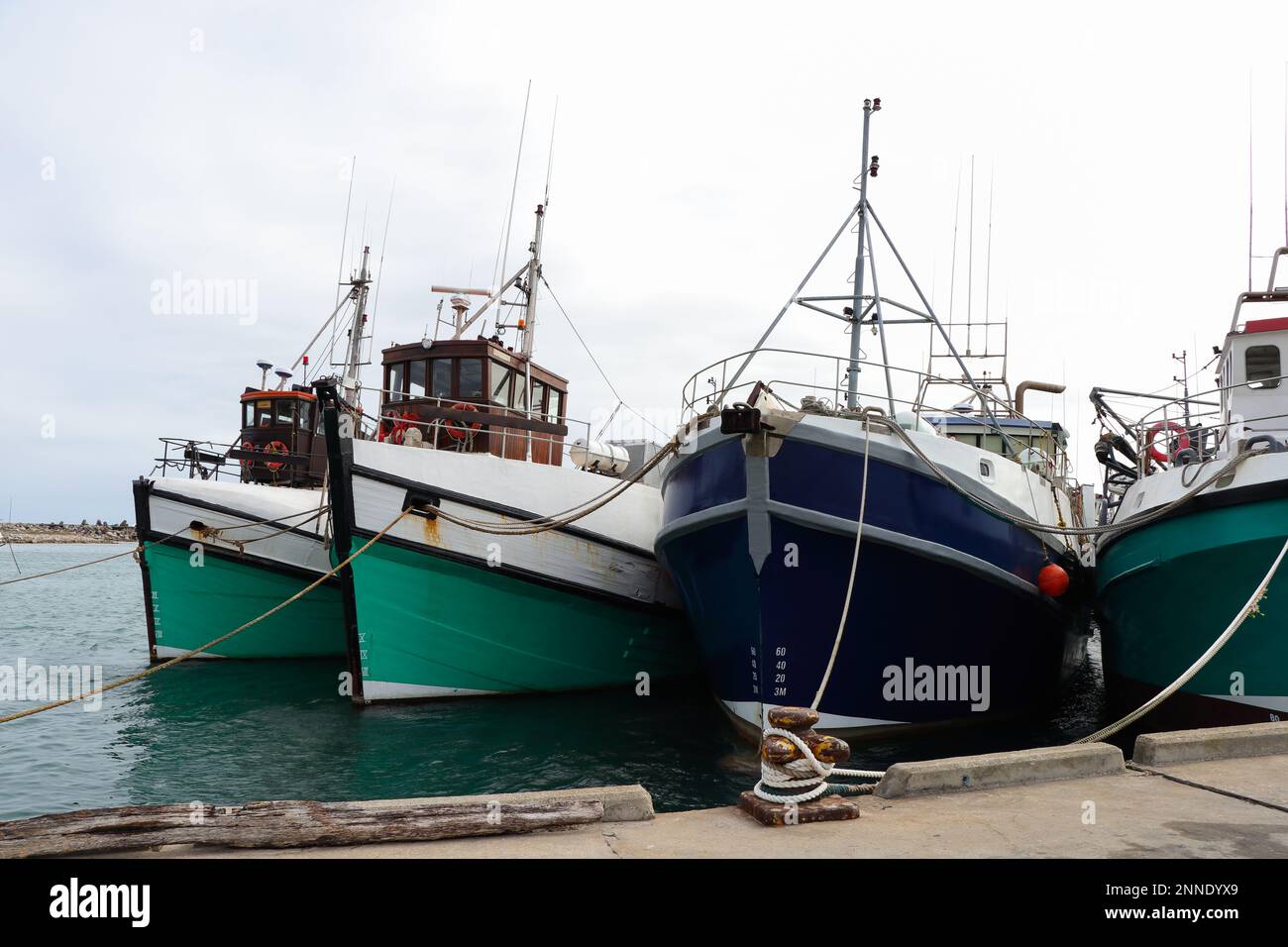 Trawler Angelboote Gesichert Am Pier Im Hafen Stockfoto