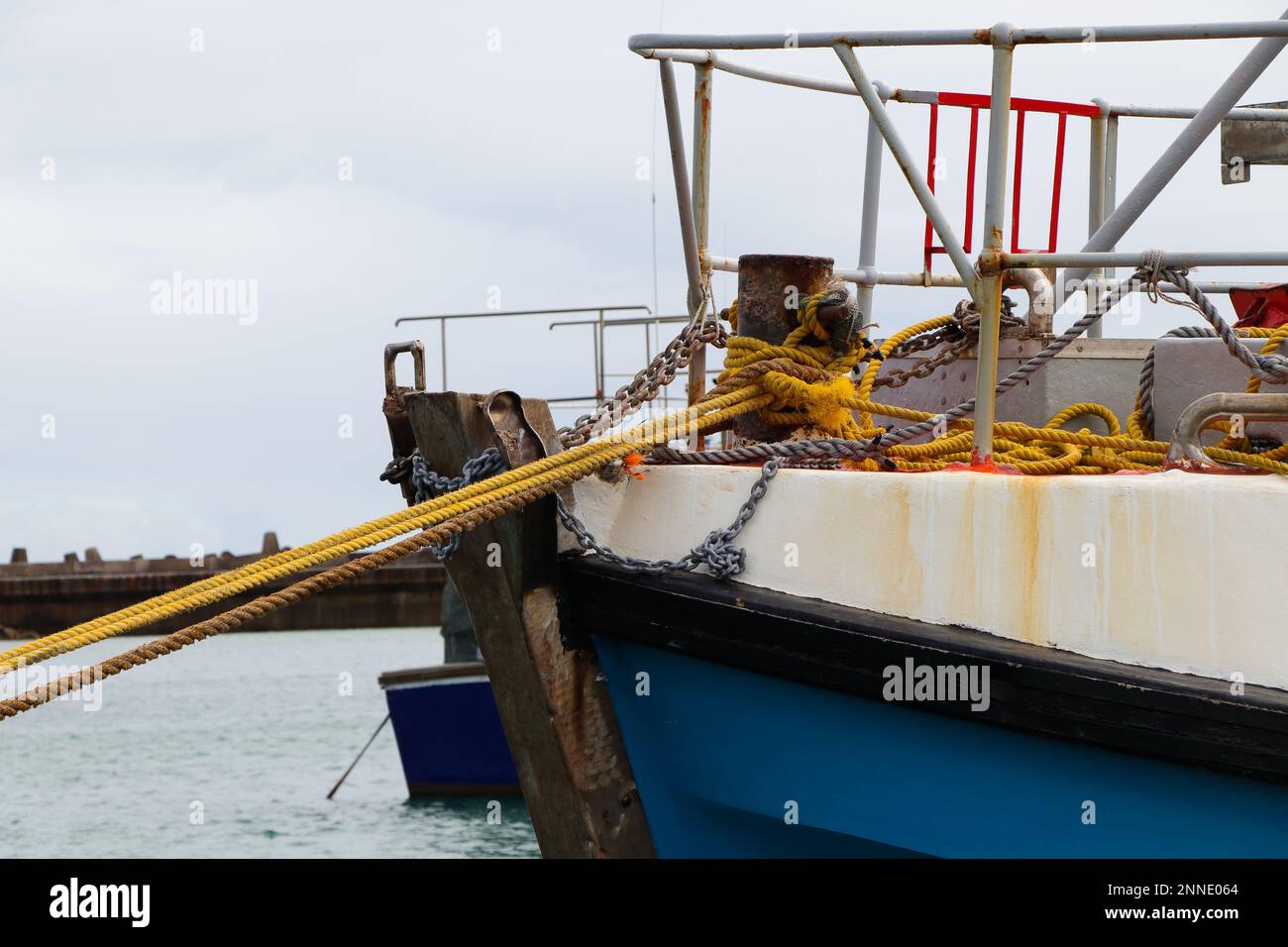 Fischtrawler Bow Bollard Mit Gesicherten Seilen Stockfoto