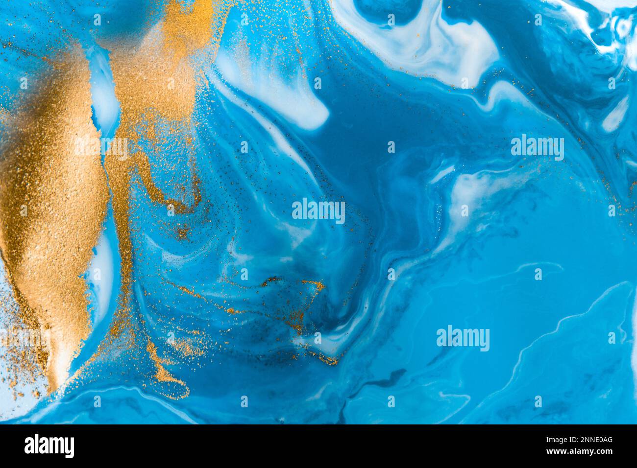 Blau und Gold fließende Kunsttextur mit Metallwirbeln und Marmor-Effekt für modernes Design und Dekor. Stockfoto