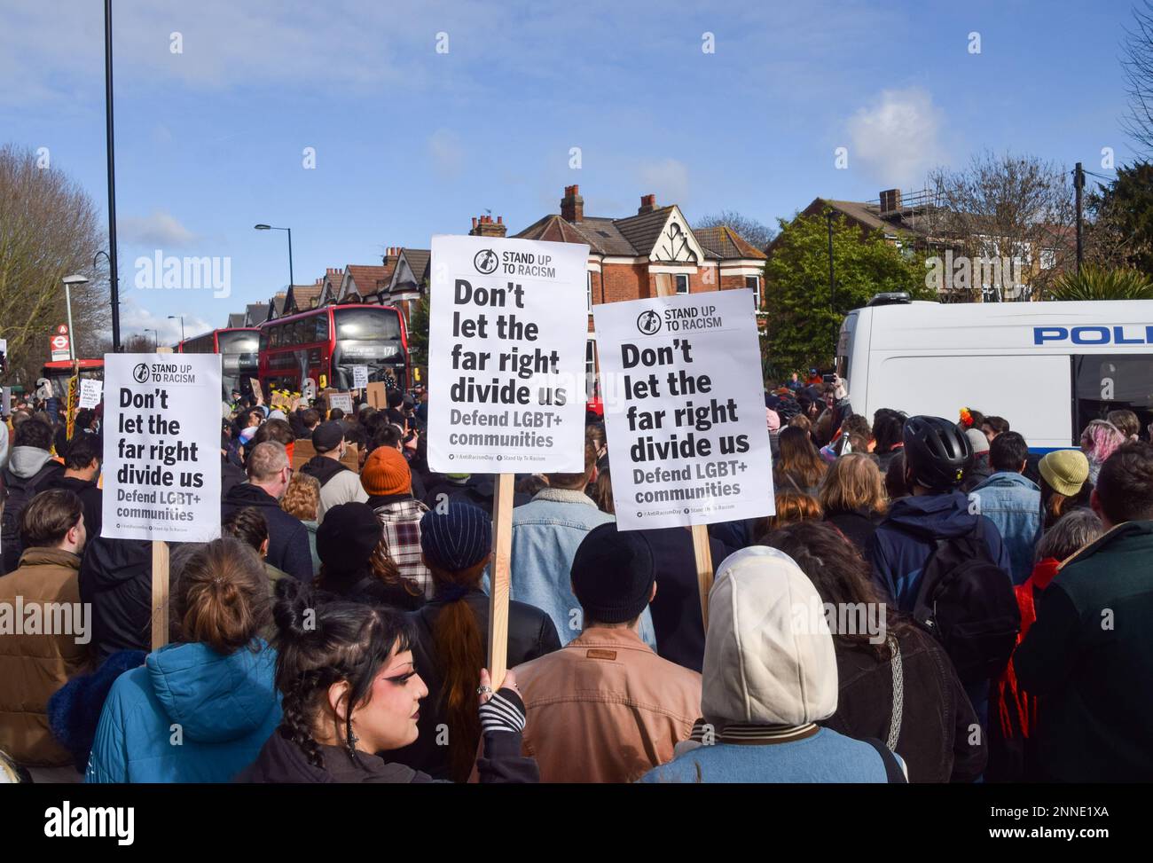 London, Großbritannien. 25. Februar 2023. Pro-LGBTQ-Gegenprotester halten während der Demonstration Plakate mit der Aufschrift „Lass nicht zu, dass die extreme Rechte uns trennt“, da rechtsgerichtete Demonstranten im Honor Oak Pub in Lewisham auf ein Drag-Queen-Ereignis zielen. Riesige Menschenmassen tauchten auf, um Drag Queen That Girl zu unterstützen, die eine Geschichtenerzählveranstaltung im Pub veranstaltete, und eine Handvoll rechtsextremer Demonstranten versammelten sich in der Nähe des Veranstaltungsortes. (Foto: Vuk Valcic/SOPA Images/Sipa USA) Guthaben: SIPA USA/Alamy Live News Stockfoto