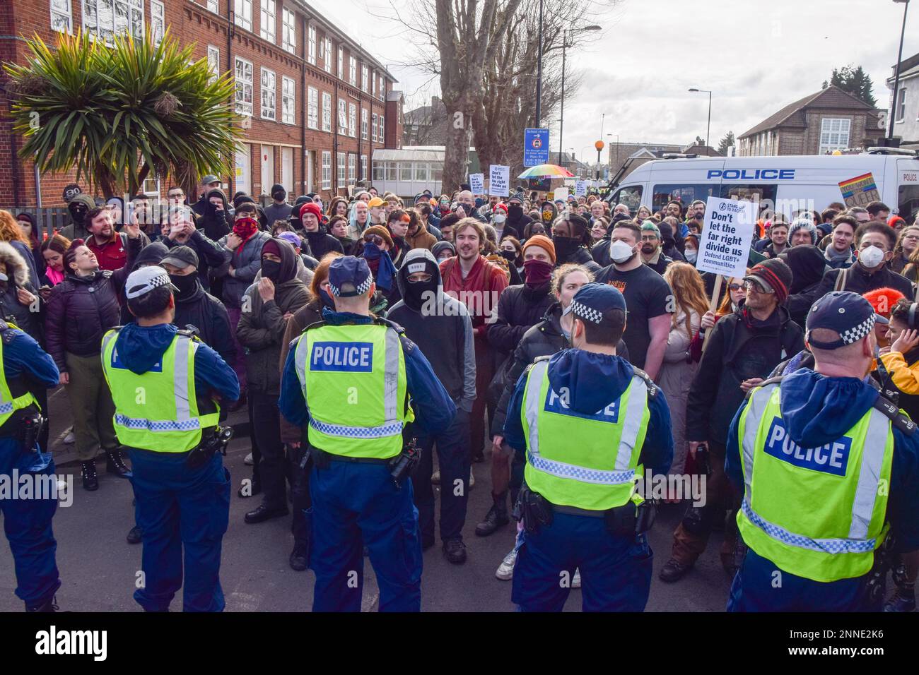 London, Großbritannien. 25. Februar 2023. Polizeibeamte halten die LGBTQ-Gegenprotester während der Demonstration zurück, während rechtsextreme Demonstranten im Honor Oak Pub in Lewisham auf ein Drag-Queen-Ereignis zielen. Riesige Menschenmassen tauchten auf, um Drag Queen That Girl zu unterstützen, die eine Geschichtenerzählveranstaltung im Pub veranstaltete, und eine Handvoll rechtsextremer Demonstranten versammelten sich in der Nähe des Veranstaltungsortes. (Foto: Vuk Valcic/SOPA Images/Sipa USA) Guthaben: SIPA USA/Alamy Live News Stockfoto