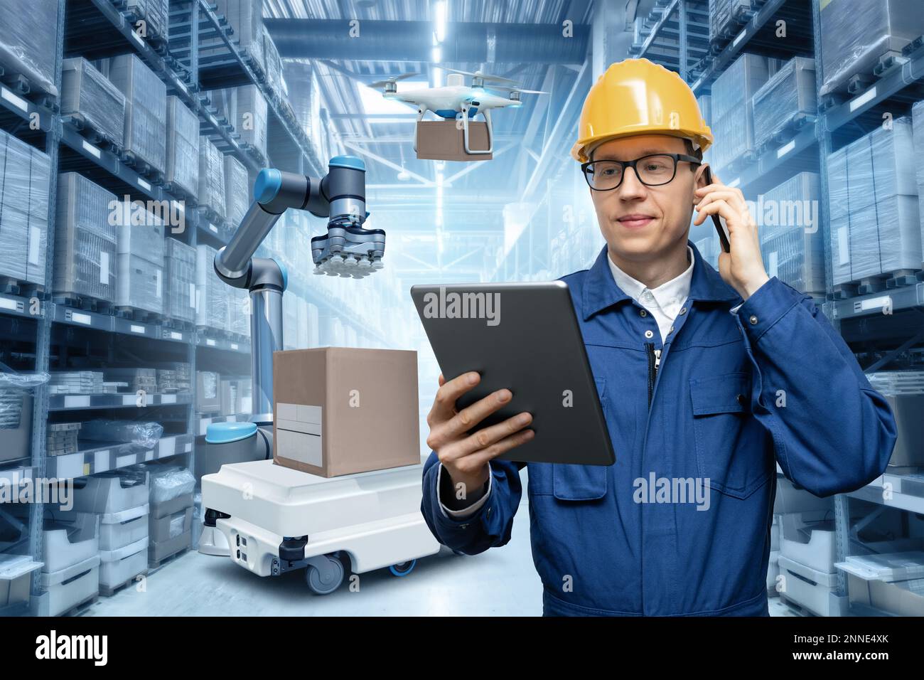 Manager mit digitalem Tablet in einem automatisierten Lager Stockfoto