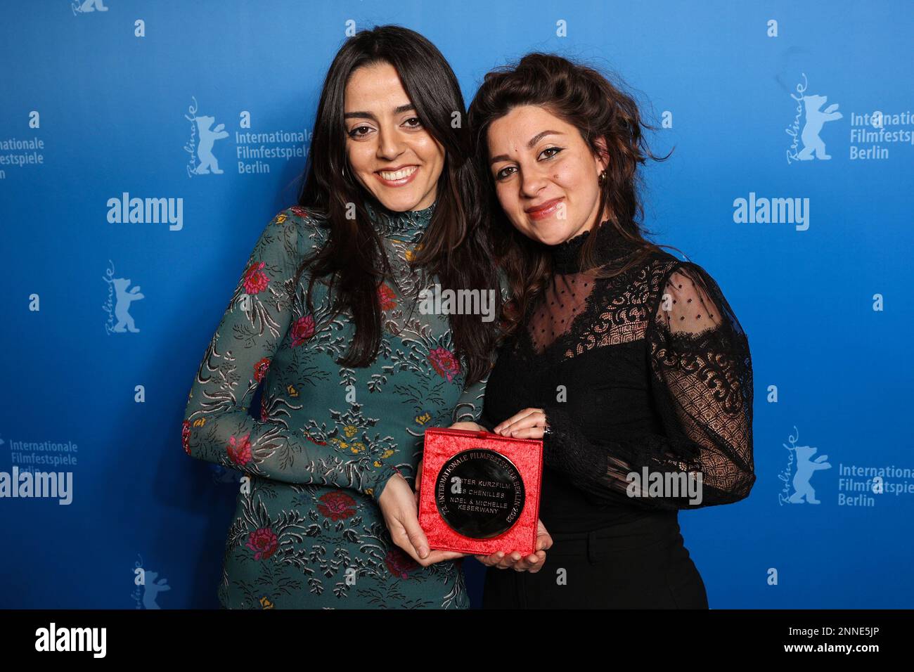 Berlin, Deutschland. 25. Februar 2023. Michelle Keserwany (r) und Noel Keserwany erhalten den Golden Bear für den besten Kurzfilm 'Les Chenilles Credit: Jörg Carstensen/dpa-Pool/dpa/Alamy Live News Stockfoto