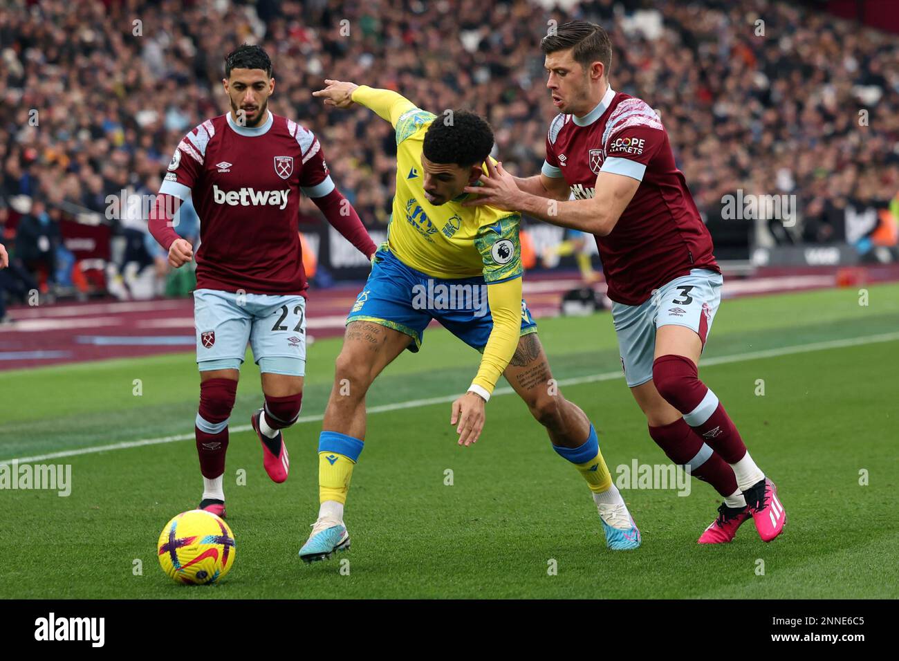 London Stadium, London, Großbritannien. 25. Februar 2023. Premier League Football, West Ham United gegen Nottingham Forest; Morgan Gibbs-White vom Nottingham Forest steht unter Druck von Aaron Cresswell von West Ham United Credit: Action Plus Sports/Alamy Live News Stockfoto