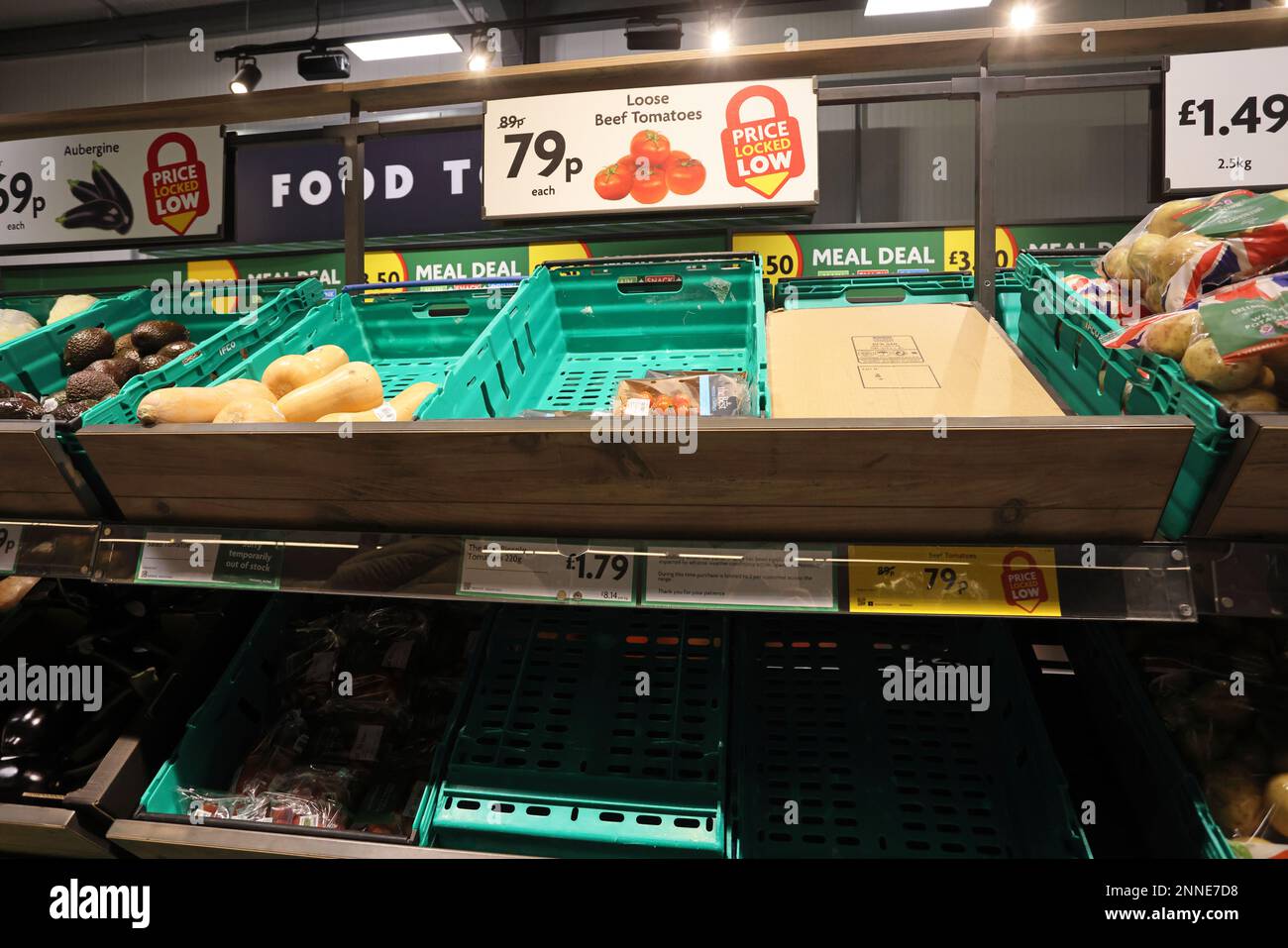 Gemüseverknappung in britischen Supermärkten im Februar/März 2023 aufgrund von Lieferkettenproblemen, schlechten Witterungsbedingungen in Marokko und Spanien, Volatilität der Lebensmittelproduktion, Brexit und geopolitischen Ereignissen. Stockfoto