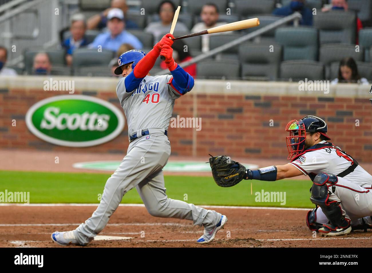 ATLANTA, GA – APRIL 29: Chicago catcher Willson Contreras (40) breaks his bat during the MLB game between the Chicago Cubs and the Atlanta Braves on April 29th, 2021 at Truist Park in Atlanta, GA. (Photo by Rich von Biberstein/Icon Sportswire) (Icon Sportswire via AP Images) Stockfoto