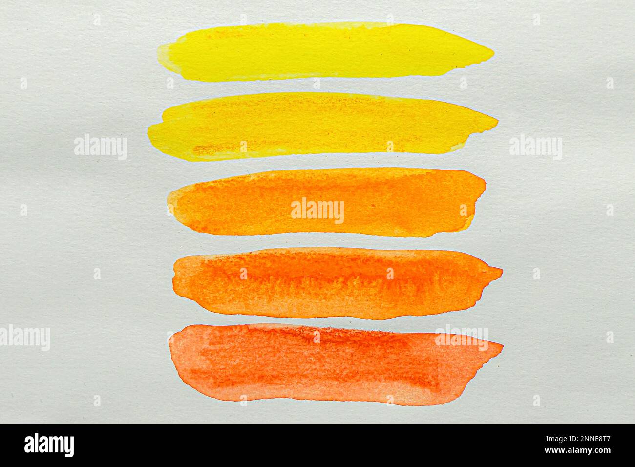 Abstrakte isolierte Pinselstriche in Aquarell Orange und Gelb. Kopierbereich für Banner, Design, Poster, Hintergrund. Hochauflösender, farbenfroher Tex in Aquarellfarben Stockfoto