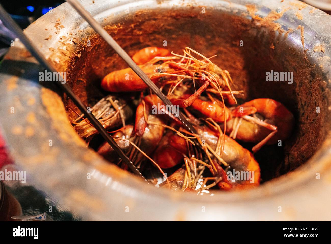 Scharfe Taiwanesische Pfeffergarnelen. Salz und Pfeffer Shrimps stammen aus der kantonesischen Küche und sind ein klassisches Gericht, das viele lieben. Stockfoto