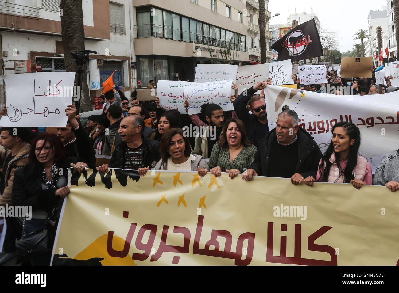 Tunesien. 25. Februar 2023. Demonstranten erheben am 25. februar 2023 in Tunis, Tunesien, Slogans gegen den Rassismus. Teile der Zivilgesellschaft organisierten eine Demonstration vom Sitz des tunesischen Journalistenverbandes in Richtung Avenue Habib Bourguiba in Tunis, um den Rassismus und den faschistischen Diskurs anzuprangern, der sich gegen Migranten südlich der Sahara richtet. ( Foto: Mohamed KRIT/ Kredit: SIPA USA/Alamy Live News Stockfoto