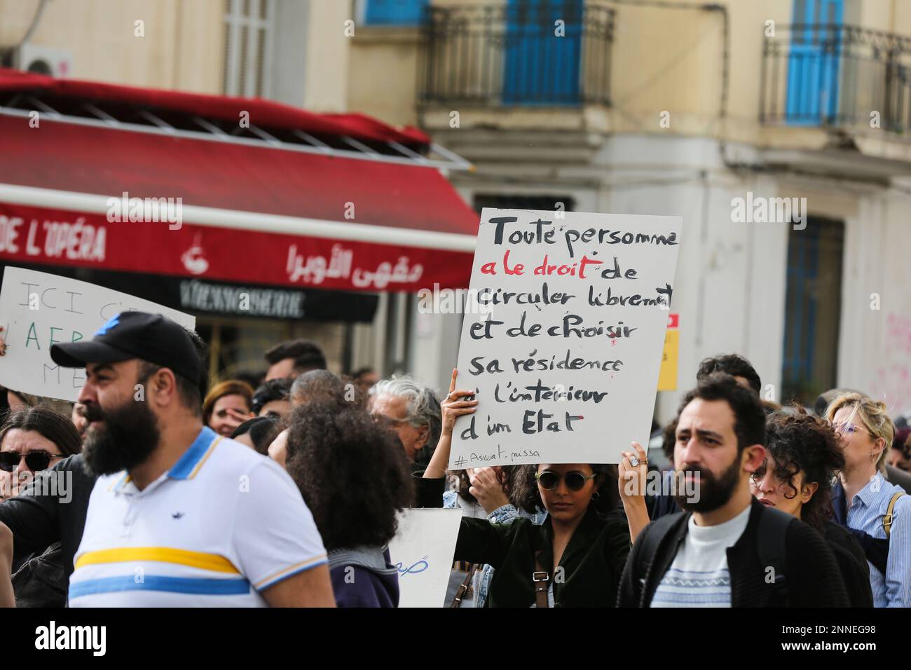 Tunesien. 25. Februar 2023. Demonstranten erheben am 25. februar 2023 in Tunis, Tunesien, Slogans gegen den Rassismus. Teile der Zivilgesellschaft organisierten eine Demonstration vom Sitz des tunesischen Journalistenverbandes in Richtung Avenue Habib Bourguiba in Tunis, um den Rassismus und den faschistischen Diskurs anzuprangern, der sich gegen Migranten südlich der Sahara richtet. ( Foto: Mohamed KRIT/ Kredit: SIPA USA/Alamy Live News Stockfoto