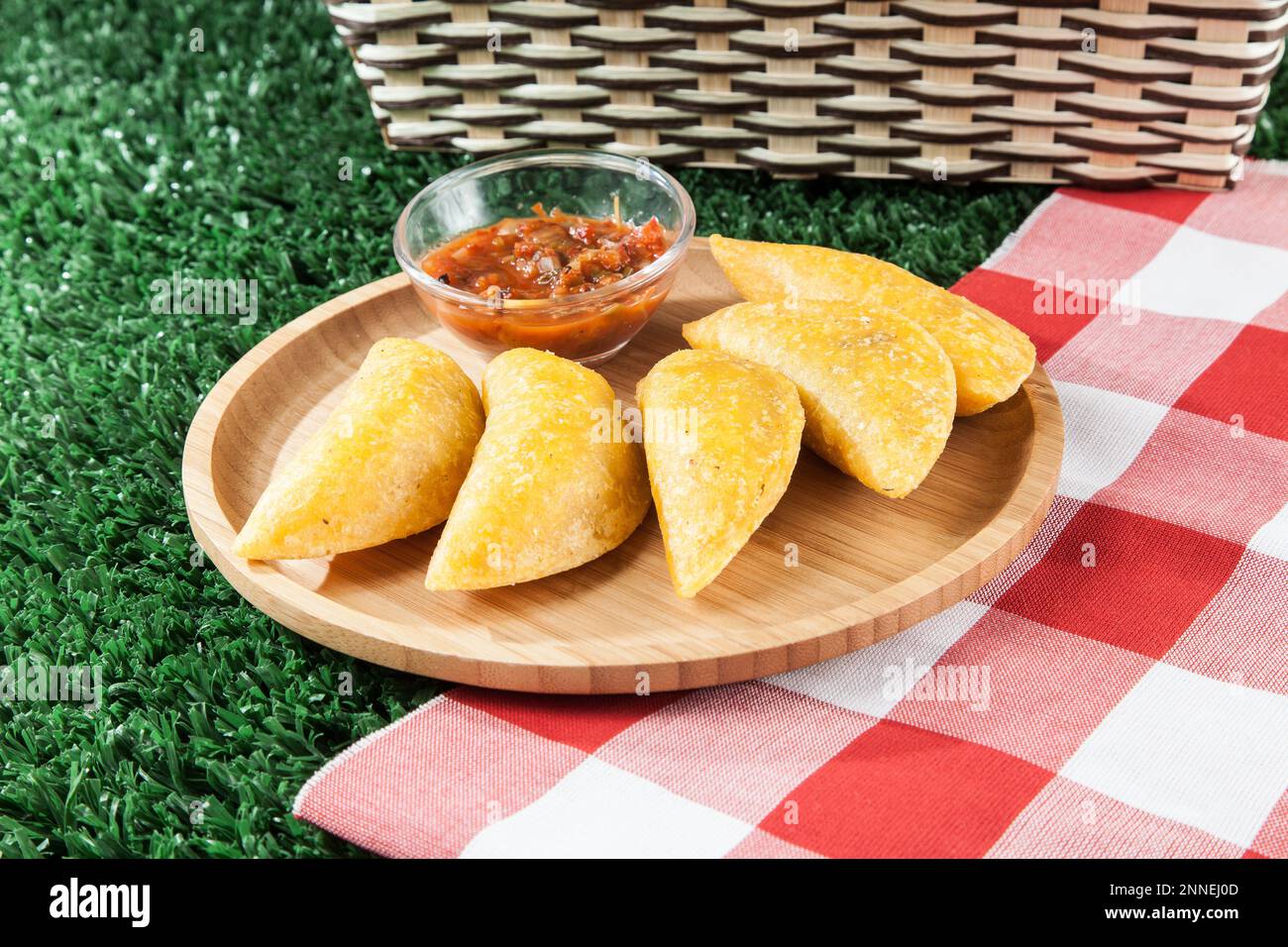 Leckeres kolumbianisches Essen, gebratene Empanada; Foto auf Holzhintergrund. Stockfoto