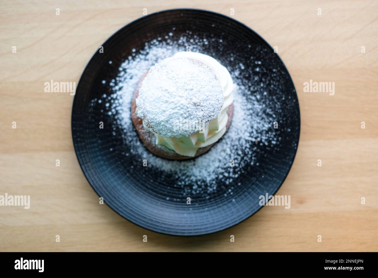 Semla Bun ist ein süßes Kardamom-Brötchen gefüllt mit Schlagsahne und Marmelade oder Mandelpaste. Nur im Februar während der Feiertage hergestellt. Stockfoto