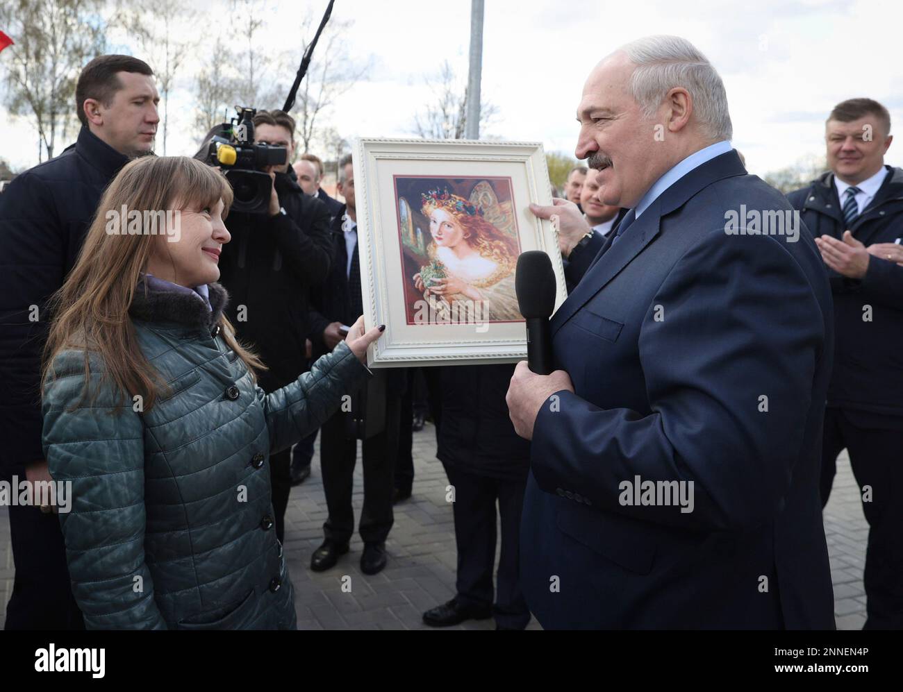 Belarus President Alexander Lukashenko speaks with local residents in the town of Bragin, some 360 km ( 225 miles) south-east of Minsk, Belarus, Monday, April 26, 2021. Alexander Lukashenko took part in a requiem rally on the occasion of the 35th anniversary of the Chernobyl disaster. (Sergei Sheleg/BelTA Pool Photo via AP) Stockfoto