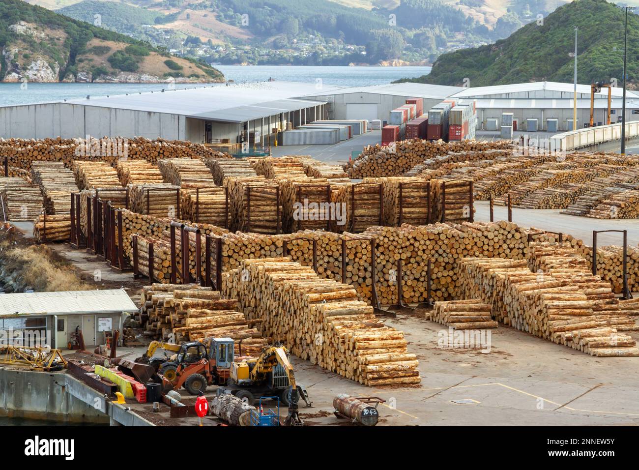 Kommerzielles Holzlager am Pier in Akaroa, Neuseeland. Stockfoto