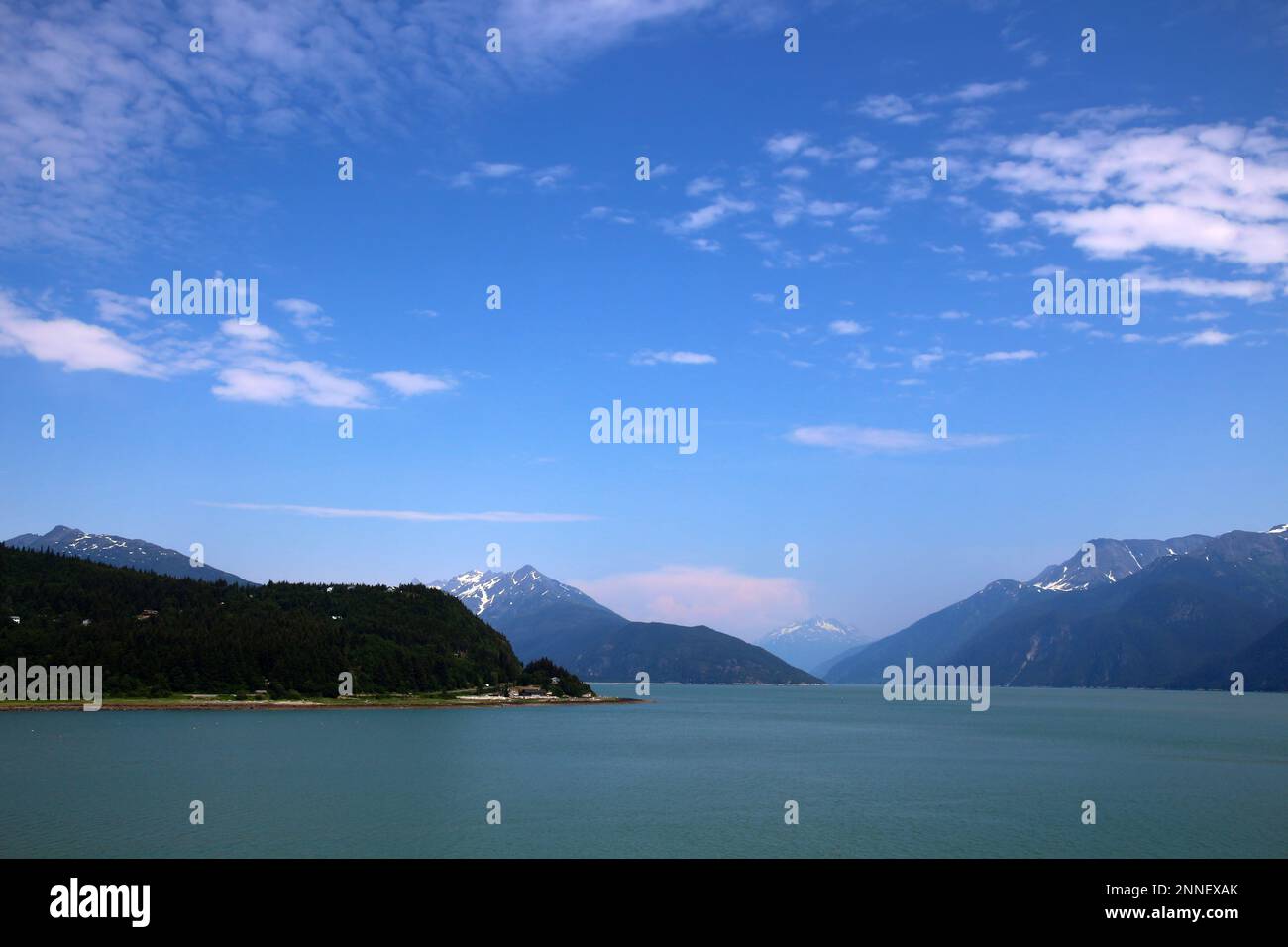Blick auf die bergige Küste in Chilkoot Inlet, Alaska Stockfoto