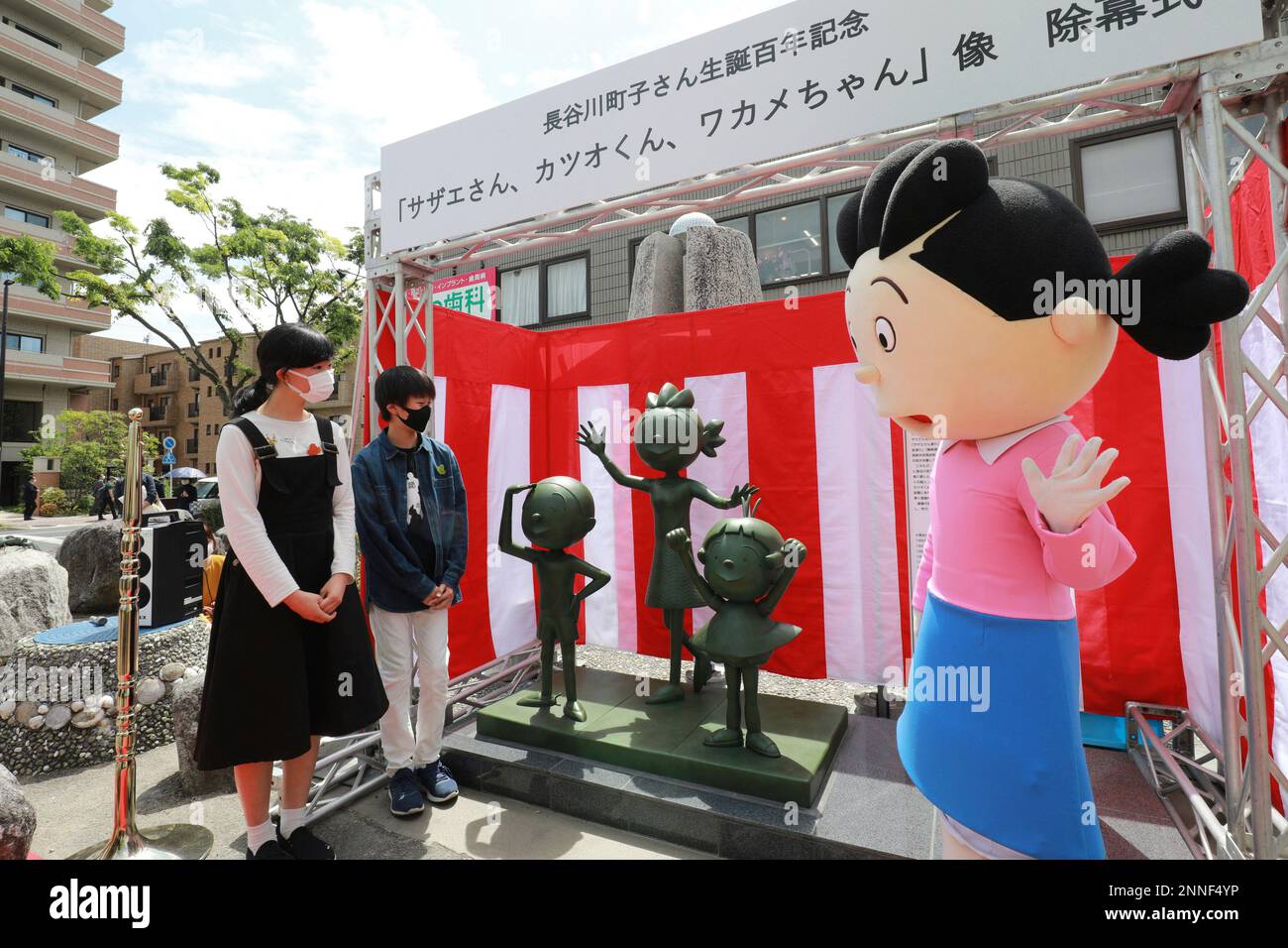 Bronze statues of Sazaesan (C), Katsuokun (L), and Wakamechan (R