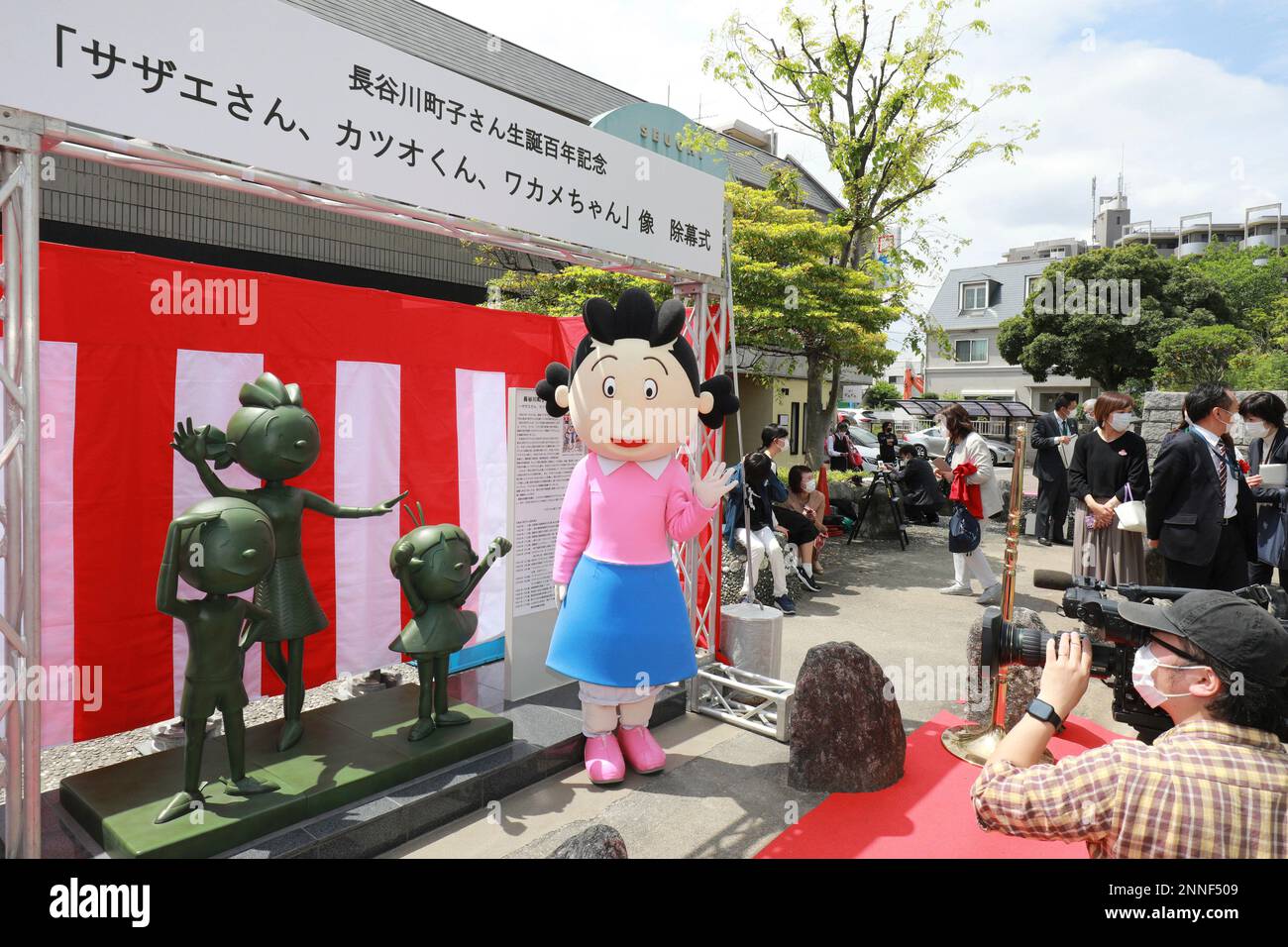 Bronze statues of Sazaesan (C), Katsuokun (L), and Wakamechan (R