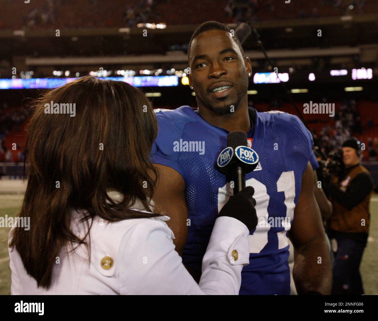 November 2, 2008: New York Giants defensive end Justin Tuck (91) talks with FOX TV sideline reporter Pam Oliver during the Giants 35-14 win over the Cowboys at Giants Stadium in the Meadowlands, East Rutherford, NJ. (Icon Sportswire via AP Images) Stockfoto